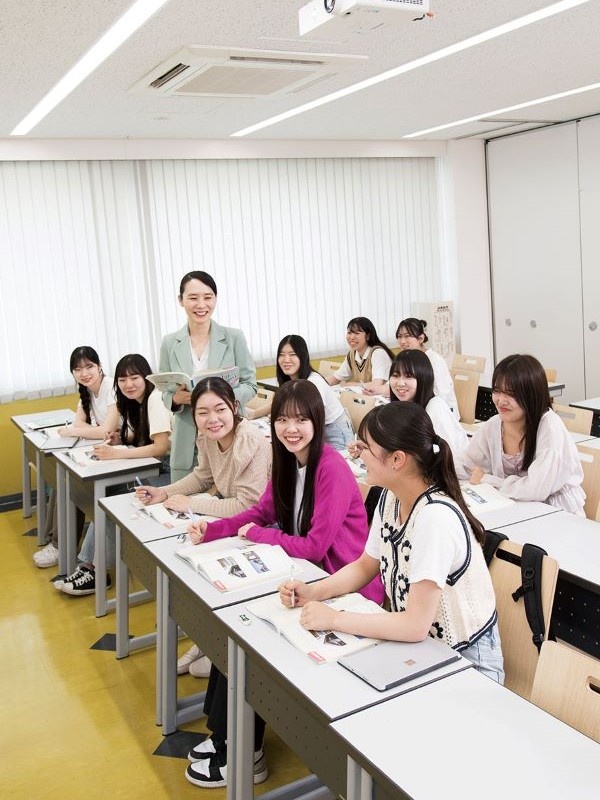 専門学校の教員（観光・エアライン・ホテル）◆経験が活かせる／実働7h／賞与約4ヶ月分／月給30万円～イメージ1