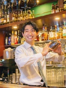 HUBの店舗運営スタッフ◆社宅あり・家賃半額補助／英国研修有／残業月20h程／店長は年収800万円～1