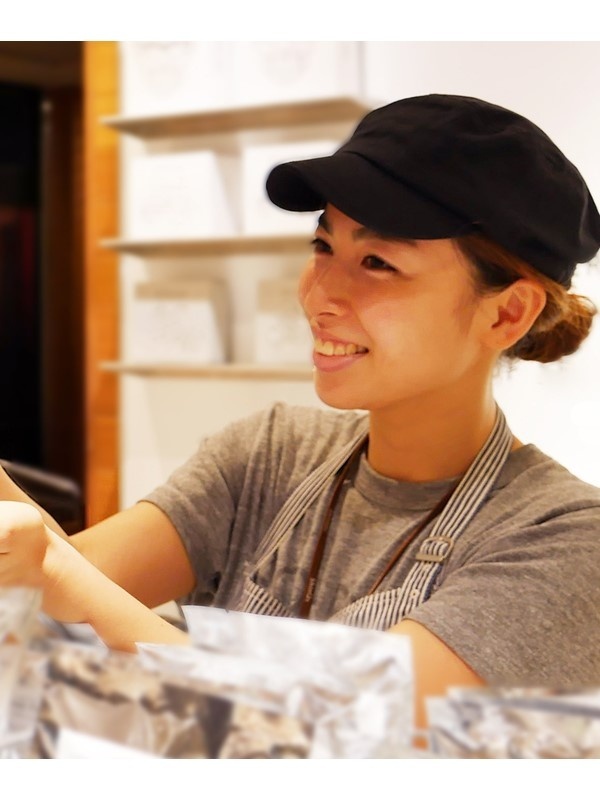 お菓子ブランドの店舗運営スタッフ◆未経験歓迎/基本月9日休/7連休OK/月給27.5万円~/賞与2回イメージ1