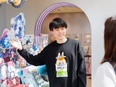 販売スタッフ（店長候補）◆フィギュアや雑貨を販売／残業月5h～10程度／年休126日／髪型・髪色自由2