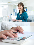 経理総務◆有休取得率約100％／残業月平均4時間／家賃補助・資格取得支援あり／転勤なし1