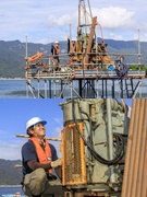 地質調査スタッフ（未経験歓迎）◆機械を見守り五感を使う面白作業／土日祝休／資格取得サポート＆手当充実1