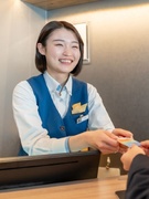 ホテルフロントスタッフ◆年2回の7連休の取得率100％／ほぼ定時退勤／業績好調によりベースアップ実施1