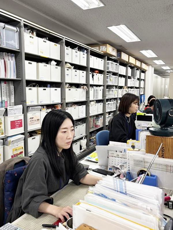 女性向け雑貨の商品開発（未経験歓迎）◆アイデアを評価して昇給／年休126日／基本土日祝休み／私服OKイメージ1