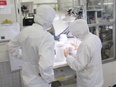 製造スタッフ◆コンビニやスーパーに並ぶプラスチック容器の製造/有休消化100%可/髪型・髪色自由2