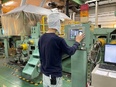 製造スタッフ◆未経験歓迎/完休2日/月収33万円以上/家族・住宅手当など福利厚生充実3