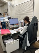 事務スタッフ（ラベル印刷がメイン）◆未経験歓迎／土日祝休／有休消化率100％／定時退社可／食事手当有1