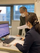 経理総務◆仕訳～決算補助などを担当／残業月10h以下／実働7時間／レストラン『銀座レカン』などを運営1