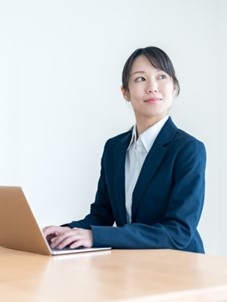 経理◆未経験歓迎／基本定時退社／都庁前駅から地下通路で直結イメージ1