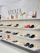 『VIVAIA』シューズの接客販売◆月給25万円～／髪色自由／残業月0～3h／商品企画に声を活かせる1