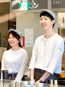 店舗運営スタッフ◆月平均残業10h／完全週休2日／来春新ブランドカフェオープン／全店舗駅チカ1
