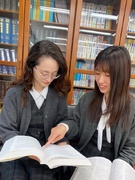 会計事務◆17時15分定時／残業月10時間ほど／業務後に自席で試験勉強可／有休消化率95%以上1