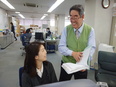 会計事務◆17時15分定時／残業月10時間ほど／業務後に自席で試験勉強可／有休消化率95%以上2