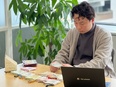 品質管理◆人気アニメや有名キャラクターグッズを扱う／土日祝休／残業10h以下／家族手当や食事補助充実2