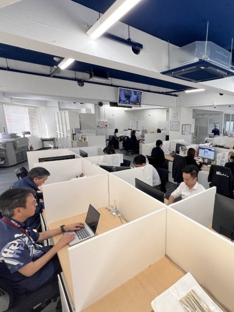 事務スタッフ◆月給25万円～／土日祝休み／残業月10h／翻訳など英語スキルを活かせる業務ありイメージ1