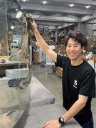 自動車ガラスの商品管理スタッフ◆創業61年の専門商社／住宅・家族・食事手当などが豊富／賞与年3回1
