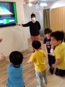 児童指導員（発達に課題のある子どもの自立を支援）◆指導員1名に子ども2名／残業月10h／基本土日祝休1