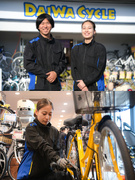 店舗運営スタッフ◆正社員デビュー歓迎／完休2日制／残業少なめ／ほぼ全員が毎年昇給／東証グロース上場1