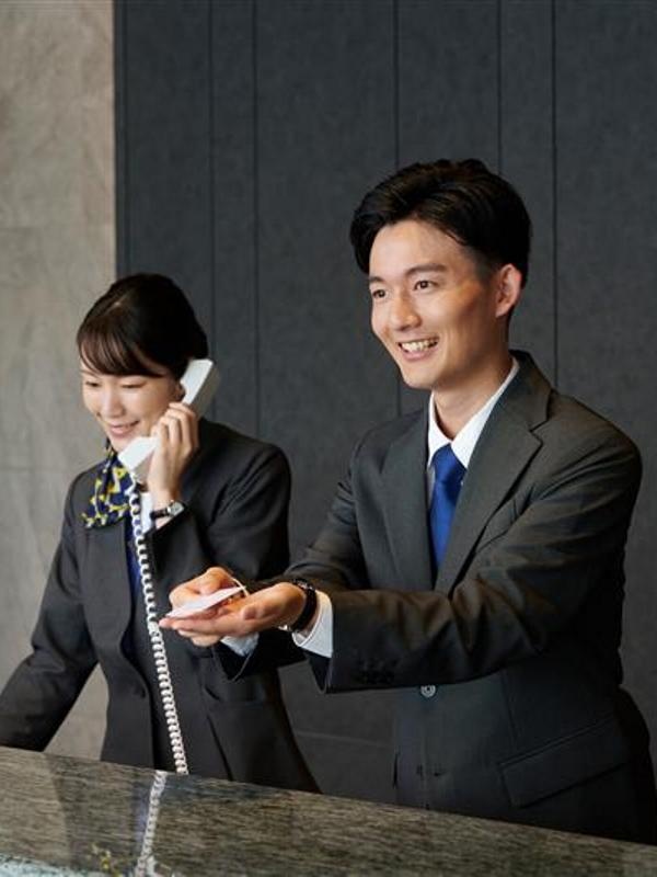 フロントスタッフ（未経験歓迎）◆残業月平均3時間／転勤なし／昨年度賞与実績5.5ヶ月～8.1ヶ月分イメージ1