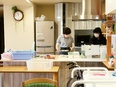 介護スタッフ◆残業月10h程／有休取得率100％／賞与実績3.4ヶ月分／社員寮＆駅からの送迎バスあり2