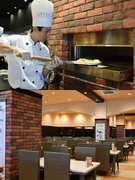 ビュッフェレストランの店舗運営スタッフ◆完全週休2日／賞与年2回／残業ほぼ無／まかない有／駅徒歩3分1