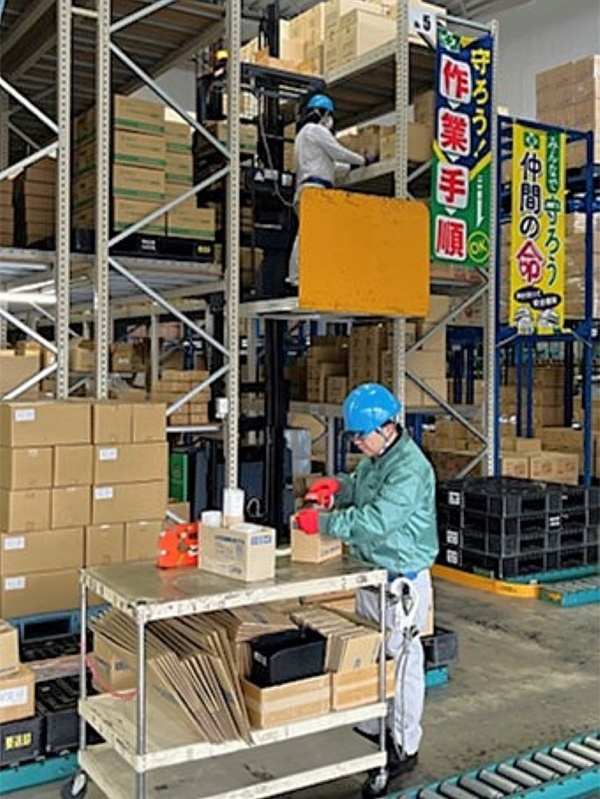 倉庫作業スタッフ(未経験歓迎)◆上場企業グループ/日勤のみ/残業月10時間ほど/充実の福利厚生イメージ1