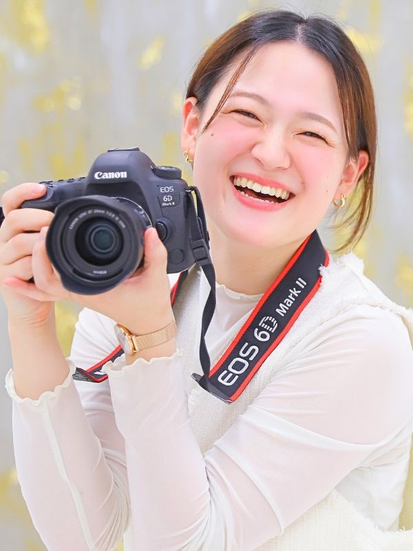 フォトスタジオ運営スタッフ◆上場Gで安定＆年休122日！未経験から撮影・美容のプロへイメージ1