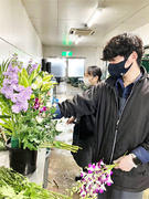 生花スタッフ（祭壇や供花の制作）◆配送まで担当／16時に定時退社可／残業月平均10時間／退職金有1