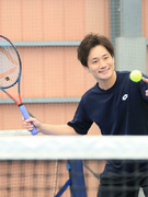 テニスインストラクター◆テニス経験を仕事に／残業月10h以下／月給29万円超も可／住宅手当月最大5万1