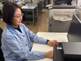 経理総務（未経験歓迎）◆大手化粧品メーカーを支える設立60年超の安定企業／定時退社が基本／賞与年2回3