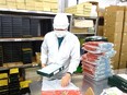 『魚久』の出荷作業スタッフ◆創業112年の老舗／残業月20h／月収30万円／賞与最大年3回／土日休可2