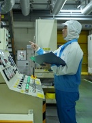 プラスチックフィルムの製造オペレーター◆賞与20年以上連続支給／残業月5.5h／住宅・家族手当あり1