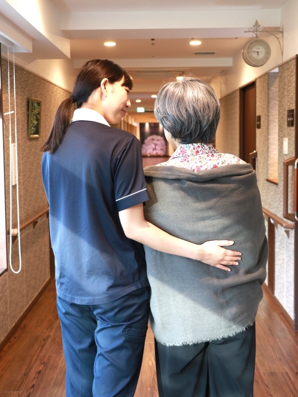 介護スタッフ（未経験歓迎）◆年休120日／食事補助あり／資格支援充実／未経験でも月収例26.5万円～イメージ1