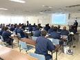 トラックドライバー◆普通免許でOK／履歴書よりも人柄重視／積んで走って卸すだけ／賞与最大年3回3