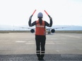 グランドハンドリング（未経験歓迎）◆巨大な機体を地上から動かす／賞与年2回／家賃補助有／年休120日3