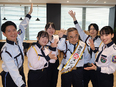 施設警備◆50～60代の社員が正社員で活躍／立ち仕事と座り仕事が半々／社員平均月収28万円／面接1回2