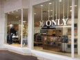 スーツブランド『ONLY』の販売スタッフ◆残業月10h／賞与年2回＋特別賞与年1回／未経験歓迎3