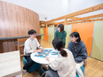 アイスのパッケージデザイナー◆あそび心溢れる人気商品多数／フレックスタイム制／昨年度賞与合計7ヶ月分2