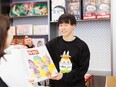販売スタッフ（店長候補）◆フィギュアや雑貨を販売／残業月5～10h程度／年休126日／髪型・髪色自由3
