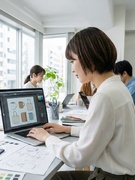 生活雑貨の商品企画デザイナー◆3COINSなどの店舗に並ぶ商品を担当1