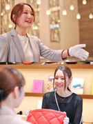 店舗運営スタッフ◆残業月8h／年休115日／年2回7連休／賞与平均4.5ヶ月分／月収例33.5万円1