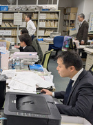 取材記者（未経験歓迎）◆執筆や営業も担当！／設立70年以上の老舗企業／賞与5.6ヶ月分／年休125日1