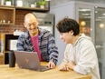 『Airbnb』のカスタマーサポート◆フルリモートもOK／髪色自由／月収30万円以上可／年休120日3