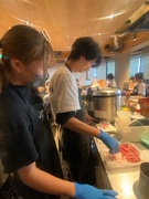 焼肉店の店長候補（未経験歓迎）◆完全週休2日／残業月平均10h以下／賞与年2回／新店続々オープン！1