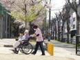 介護スタッフ◆経験不問／残業月0～5h／有休月1回で取得可／資格取得支援制度あり／施設長にも昇格可2