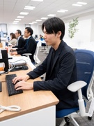 プログラマ◆自社内開発のみ／グループの案件が中心／年休120日／土日祝休／残業月20h以下1