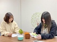 デザイナー◆大手100円ショップ商品を手掛けます／残業なし／年休120日以上／服装・ピアス・髪型自由3