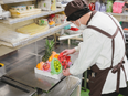 スーパーの店舗運営スタッフ◆店内商品5～10％引／残業月7.5h／髪色ネイル自由／勤続年数平均20年2