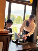 ホールスタッフ◆京都の人気観光地清水寺エリア／清水焼を扱った飲食店／創業150年／残業月5h以内1
