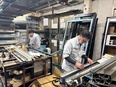 ドアサッシの製造スタッフ（未経験歓迎）◆月給30万円～／年2回8日以上の大型連休あり／16年連続黒字3